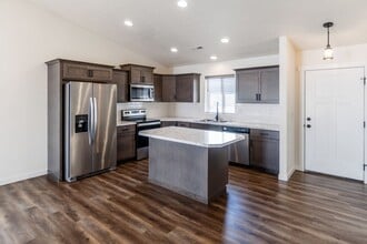 10612 W Salmonberry in Cheney, WA - Foto de edificio - Building Photo