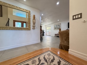 933 S Susan St in Santa Ana, CA - Foto de edificio - Building Photo