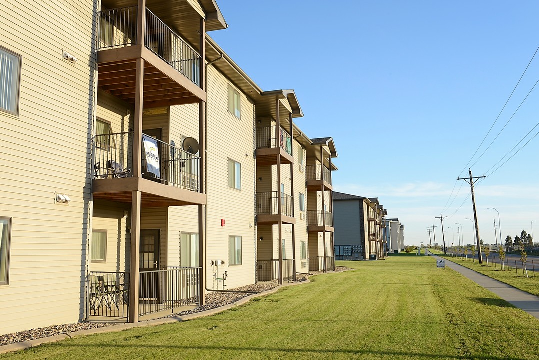 Meadows at Woodside in Minot, ND - Foto de edificio