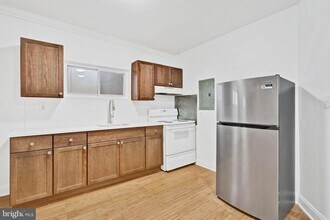 2040 Frankford Ave in Philadelphia, PA - Building Photo - Building Photo