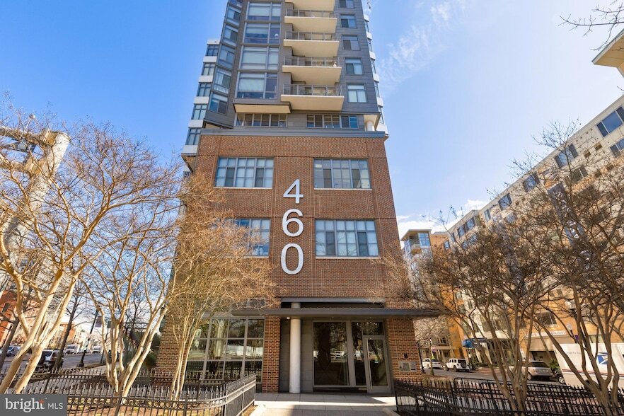 460 New York Ave NW, Unit 206 in Washington, DC - Building Photo