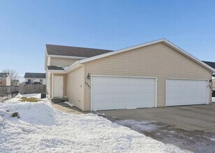 1051-38 1/2 38 1/2 Ave W in West Fargo, ND - Building Photo - Building Photo