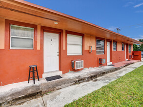 1050 W 28th St in Hialeah, FL - Building Photo - Building Photo