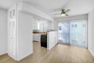 744 S Windsor Blvd in Los Angeles, CA - Building Photo - Building Photo