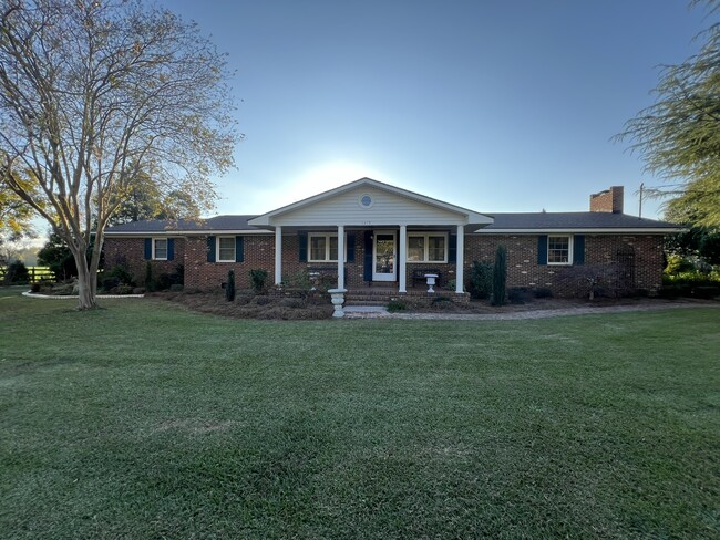 3375 Meadowlark Rd in Dunn, NC - Foto de edificio - Building Photo