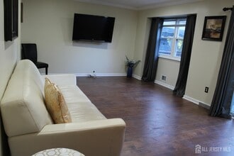 707 Merrywood Dr in Edison, NJ - Building Photo - Building Photo