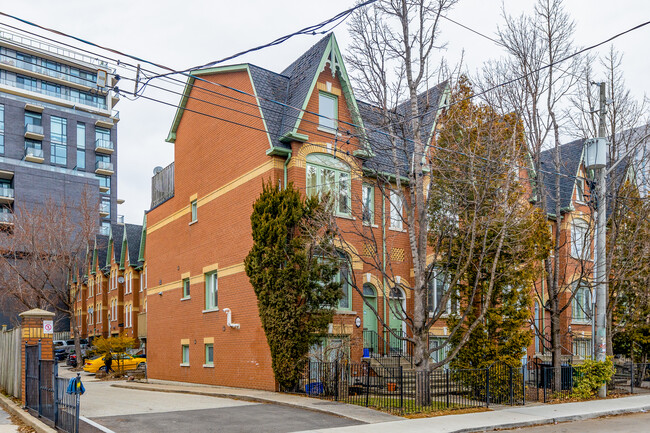 26-32 Oxford St in Toronto, ON - Building Photo - Primary Photo