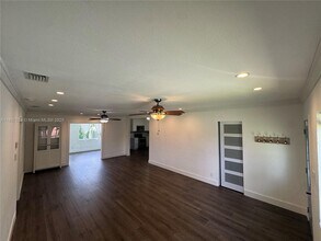 6590 SW 21st St in Miami, FL - Building Photo - Building Photo