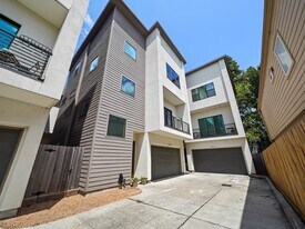 5820 Petty St in Houston, TX - Building Photo