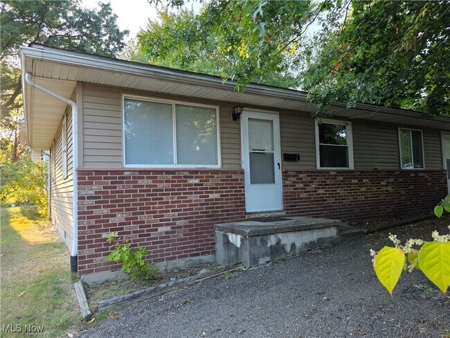 1283 Ottawa Ave in Akron, OH - Building Photo - Building Photo