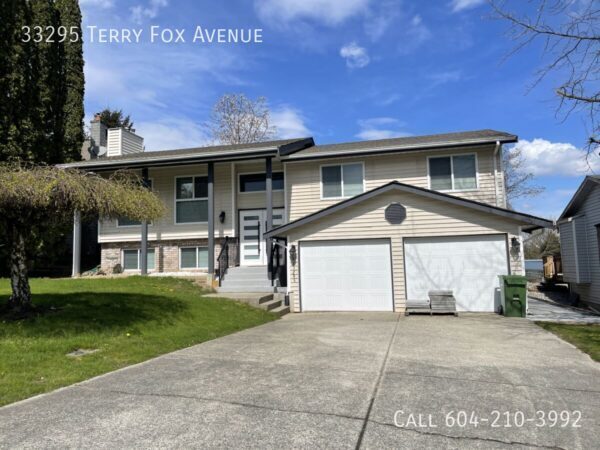 33295 Terry Fox Ave in Abbotsford, BC - Building Photo