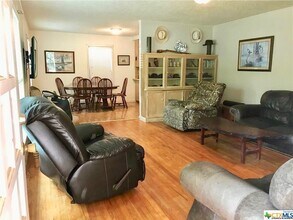 124 E Holland St in San Marcos, TX - Building Photo - Building Photo