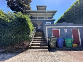 2038 SE Madison St in Portland, OR - Building Photo