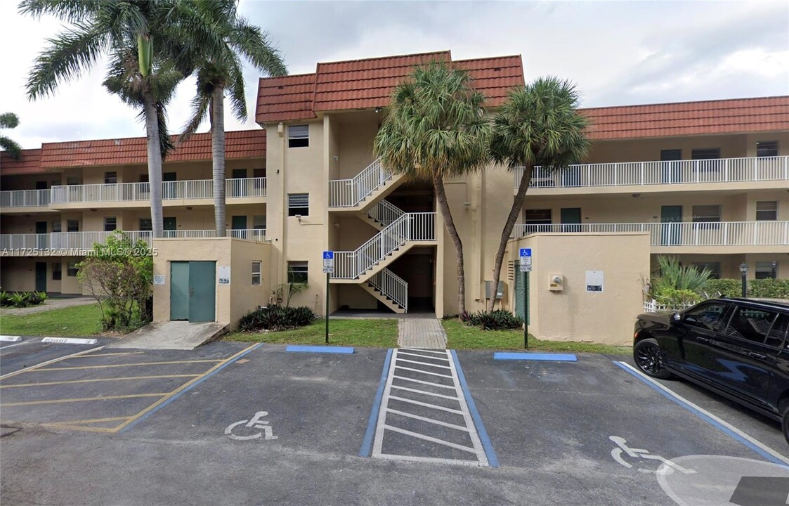 1300 Moffett St in Hallandale Beach, FL - Building Photo