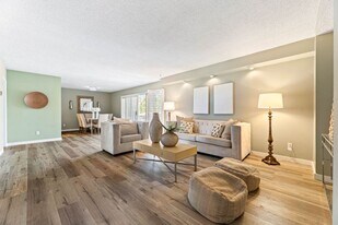 972 E California Blvd in Pasadena, CA - Building Photo