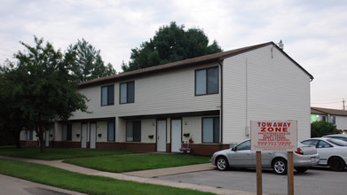 Highland Manor Apartments in Moline, IL - Building Photo - Building Photo