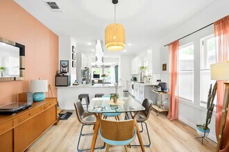 806 W French Pl in San Antonio, TX - Building Photo - Building Photo