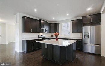 1113 Saxton Dr in Frederick, MD - Building Photo - Building Photo