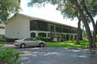 Oakwood Gardens in Sarasota, FL - Foto de edificio - Building Photo