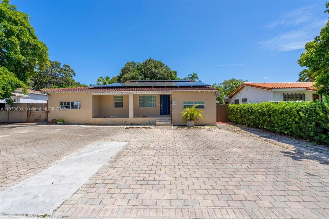 2970 NW 15th St in Miami, FL - Foto de edificio