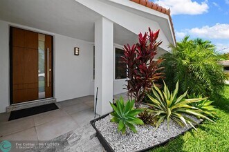 229 SE 3rd Terrace in Pompano Beach, FL - Foto de edificio - Building Photo