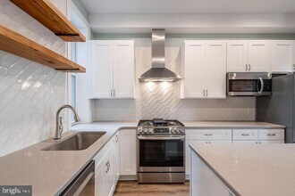 3030 W Girard Ave in Philadelphia, PA - Foto de edificio - Building Photo