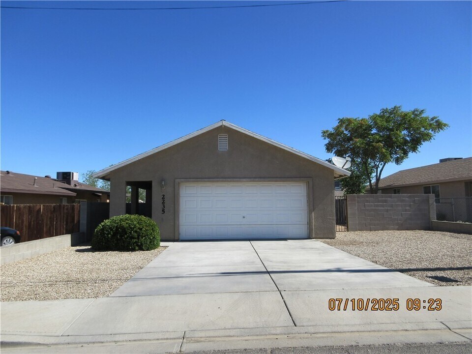 2235 Pasadena Ave in Kingman, AZ - Building Photo