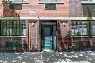 19 Avenue C in New York, NY - Foto de edificio - Building Photo
