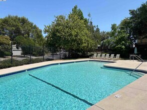 1290 Canterbury in Hercules, CA - Building Photo - Building Photo