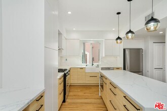 5923 Etiwanda Ave in Los Angeles, CA - Building Photo - Building Photo