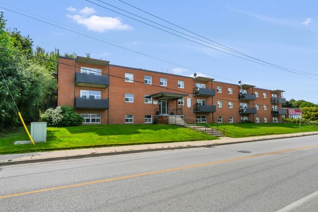 Bayfield Manor Apartments in Owen Sound, ON - Building Photo - Building Photo