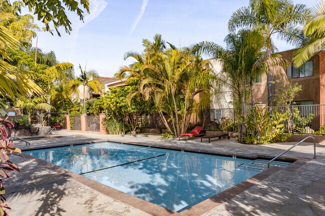 Amberwood Apartments in Buena Park, CA - Foto de edificio - Building Photo