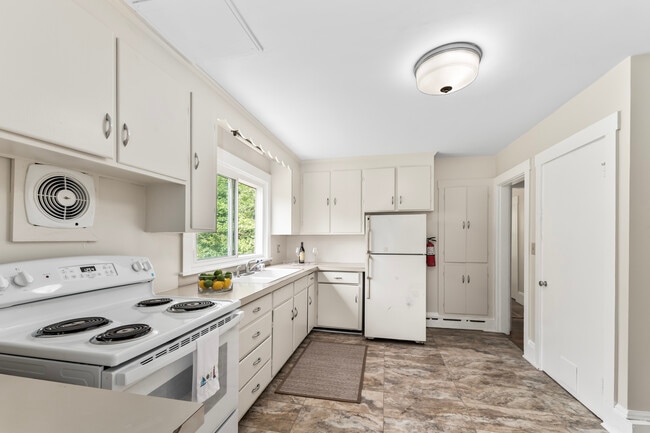 11 Edgewood Rd in Durham, NH - Building Photo - Building Photo