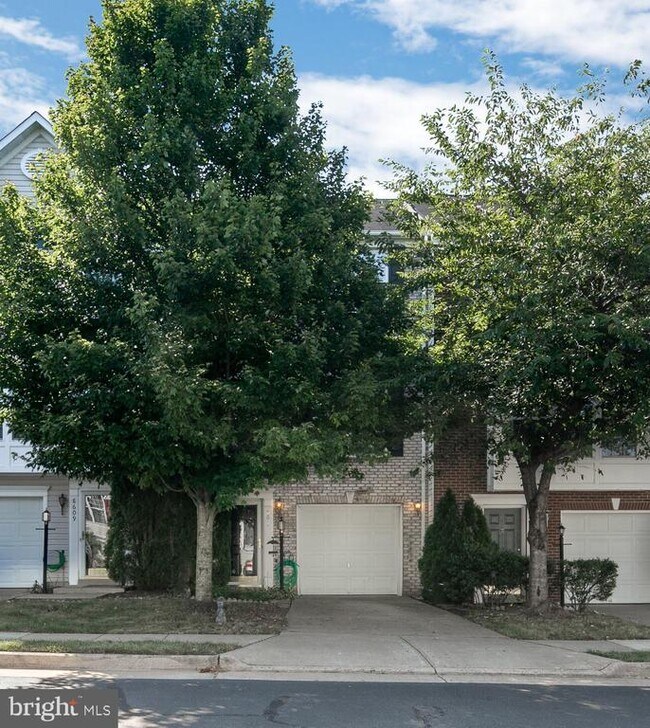 8611 Ellesmere Way in Linton Hall, VA - Building Photo - Building Photo