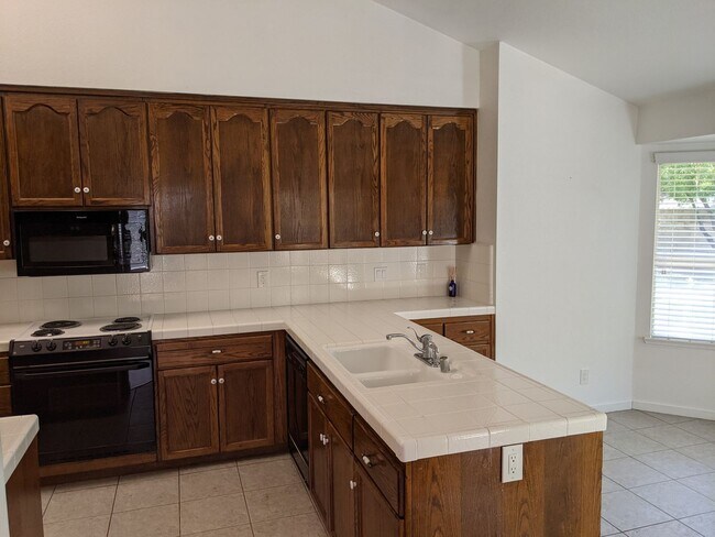 10645 N Coronado Cir in Fresno, CA - Building Photo - Building Photo