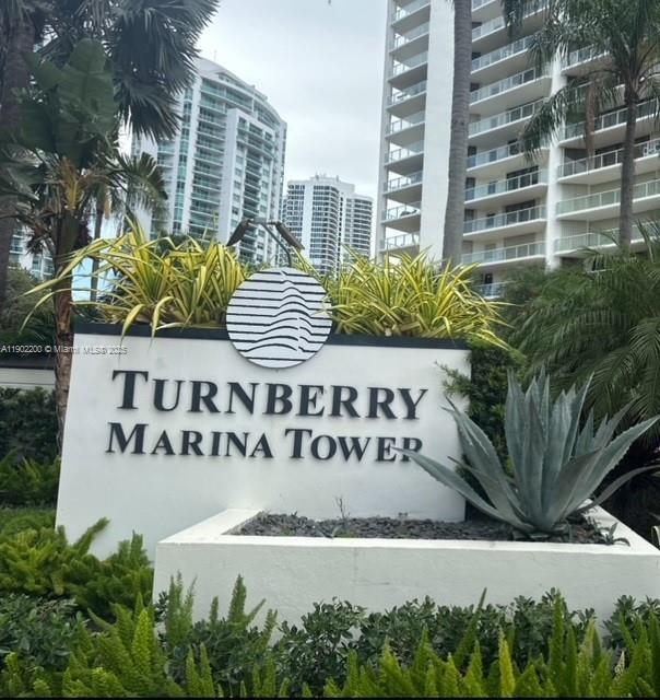 19500 Turnberry Way in Miami, FL - Foto de edificio - Building Photo