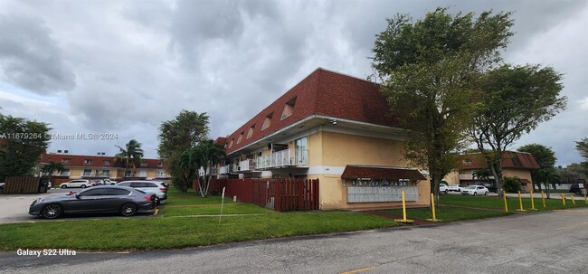 260 NW 107th Ave in Miami, FL - Foto de edificio - Building Photo