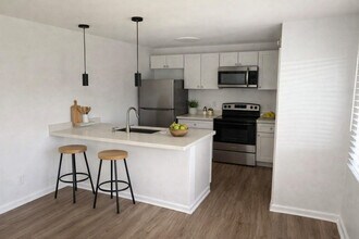 902 E Tiffany Dr in West Palm Beach, FL - Building Photo - Building Photo