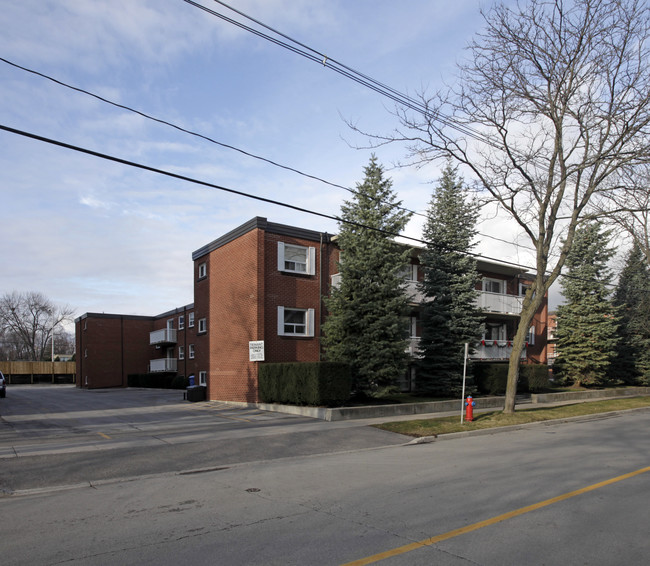 Lakeview and Lakeside Apartments in Oakville, ON - Building Photo - Building Photo