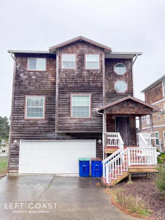 391 SE Jetty Ave in Lincoln City, OR - Building Photo