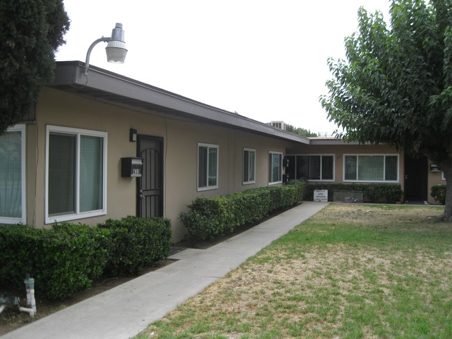 433 W Ramona Dr in Rialto, CA - Foto de edificio - Building Photo