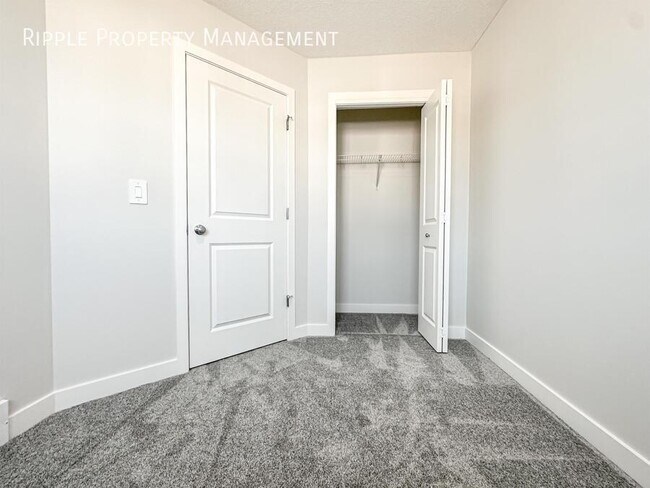 27 Heirloom Blvd SE in Calgary, AB - Building Photo - Building Photo