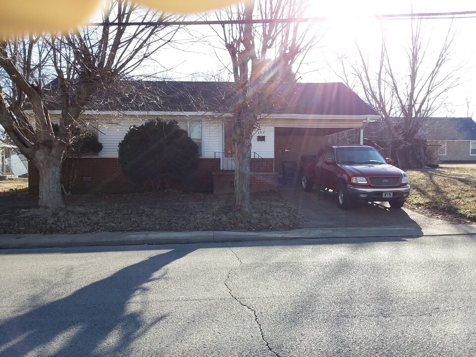 407 N McCombs St in Martin, TN - Building Photo