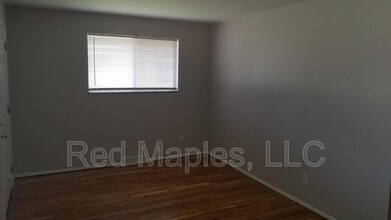 4050 Esseldale Dr in St. Ann, MO - Foto de edificio - Building Photo