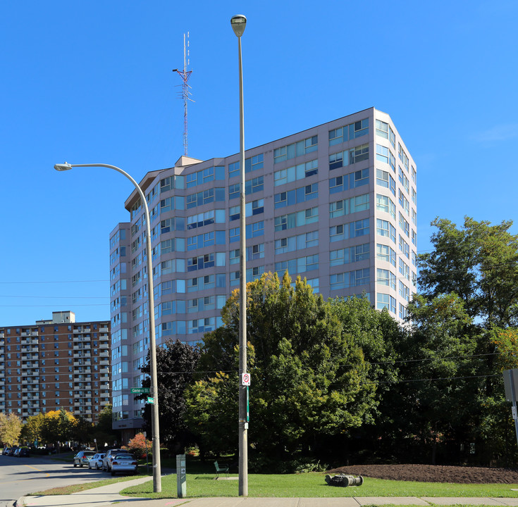 7 Gale Cres in St Catharines, ON - Building Photo