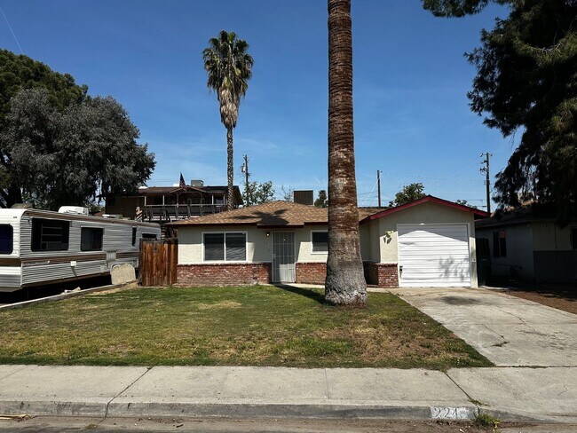 224 E Harding Ave in Bakersfield, CA - Building Photo - Building Photo