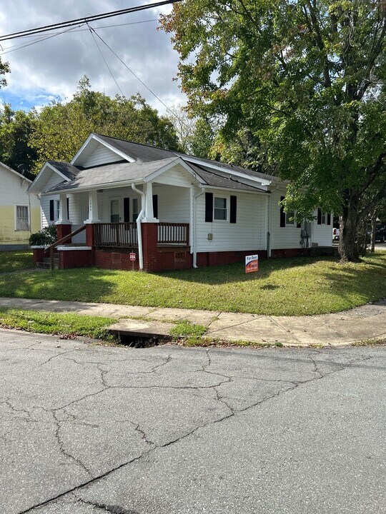 1800 Longview Dr in Winston-Salem, NC - Building Photo
