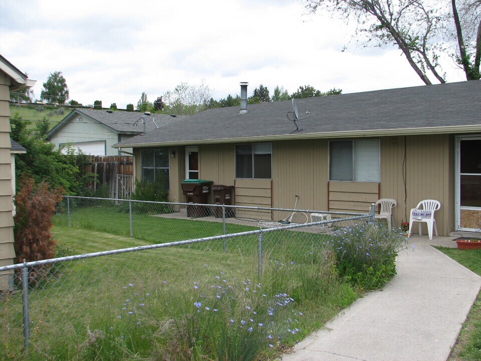 860 NE Court St in Prineville, OR - Building Photo