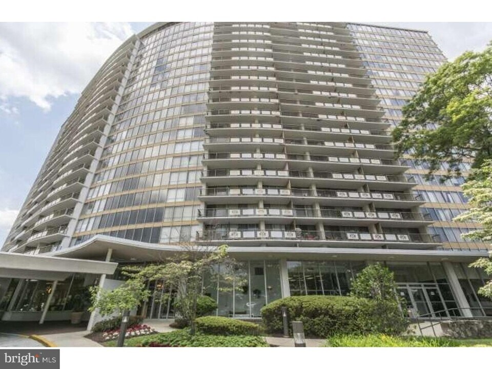 3900 Ford Rd, Unit 18-O in Philadelphia, PA - Building Photo