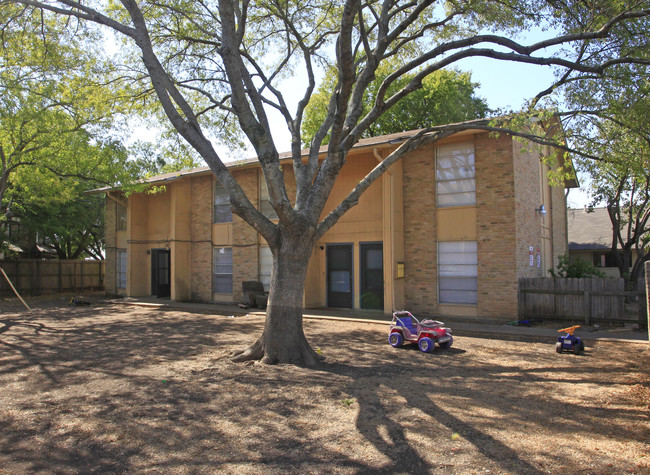 8611-8613 Putnam Dr in Austin, TX - Foto de edificio - Building Photo